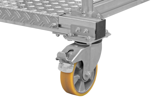 Detail van de grote rubberen wielen van de Hymer 2280