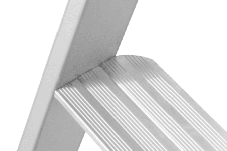 Detail van de geribbelde antisliptrede van de Hymer 4026
