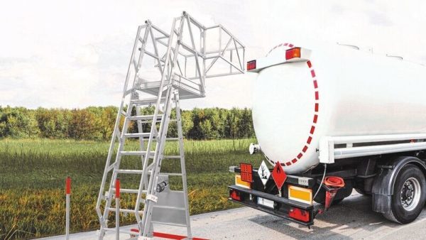 Professionele tankwagenladder van Hymer in industriële setting