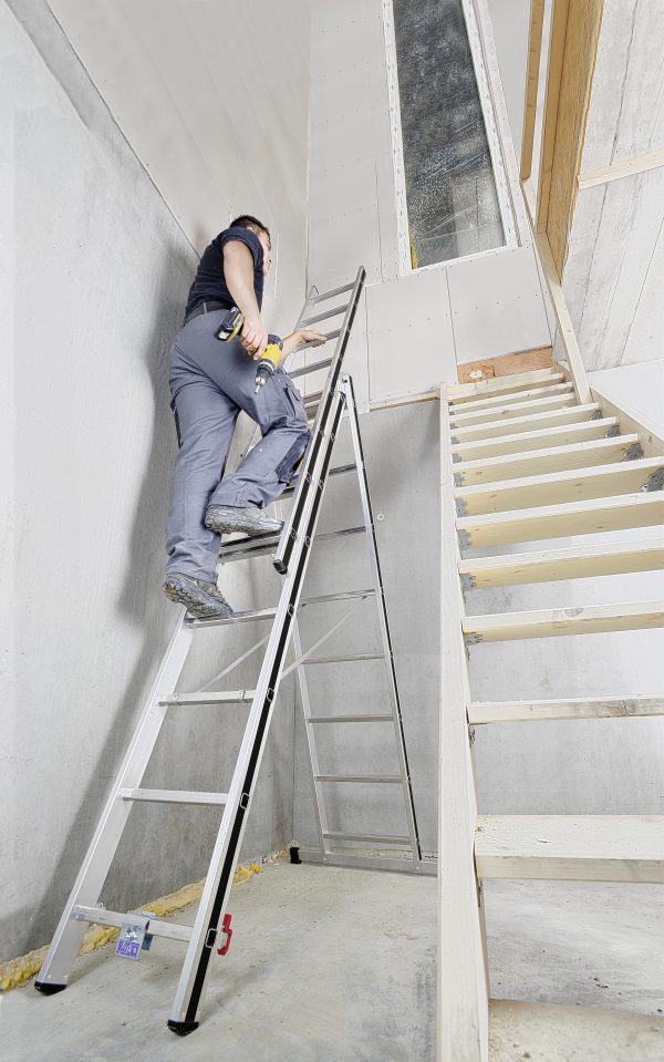 Alu-Pro driedelige reformladder 70047 in gebruik door vakman, opgesteld in A-stand