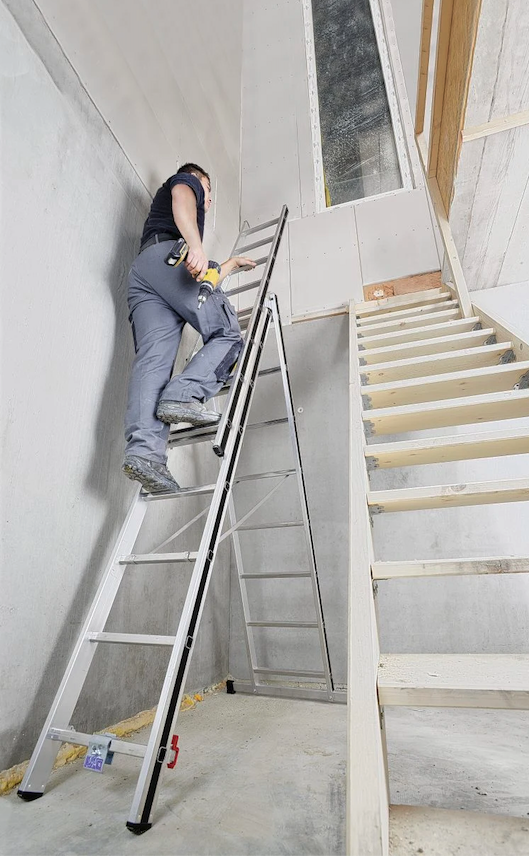 Man positioneert aluminium ladder tegen muur volgens 1-op-4 regel voor veilig gebruik