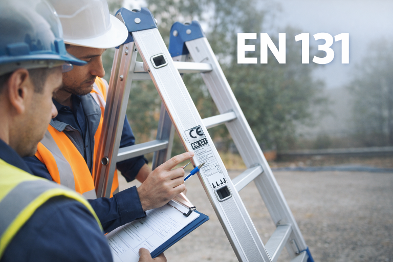 Inspecteur controleert EN 131 normering en CE-markering op professionele aluminium ladder tijdens veiligheidsinspectie.